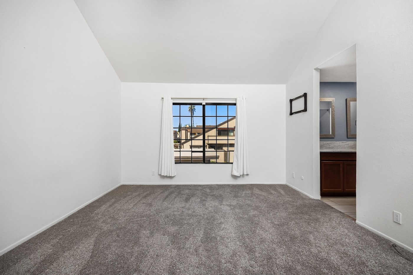 Empty, freshly cleaned apartment near Wrightsville Beach